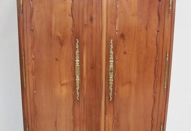 Armoire Régionale Louis XV en Merisier XIXe