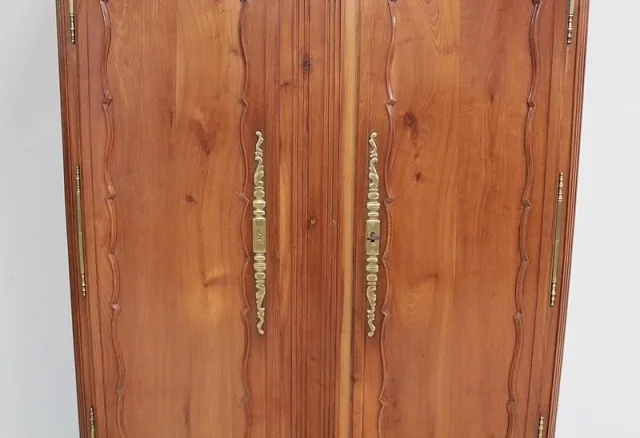 Armoire Régionale Louis XV en Merisier XIXe