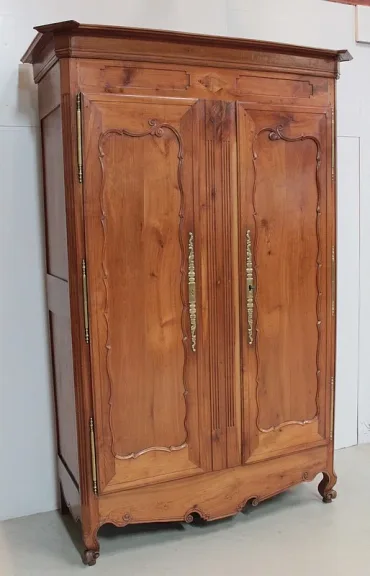 Armoire Régionale Louis XV en Merisier XIXe