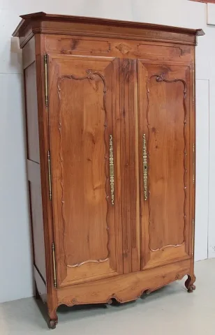 Armoire Régionale Louis XV en Merisier XIXe