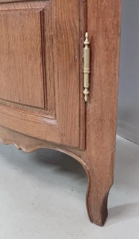18th C OAK CORNER CUPBOARD