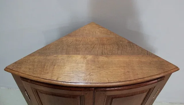 18th C OAK CORNER CUPBOARD