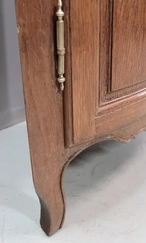18th C OAK CORNER CUPBOARD