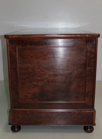 PEDESTAL DESK