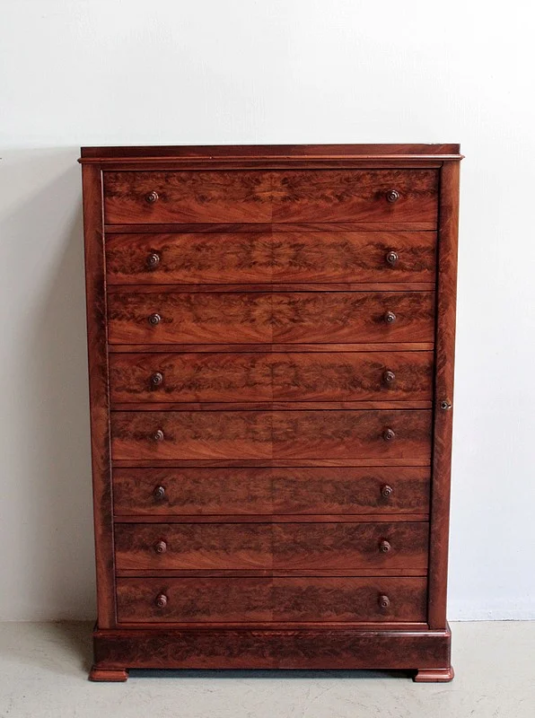 CHEST OF DRAWERS