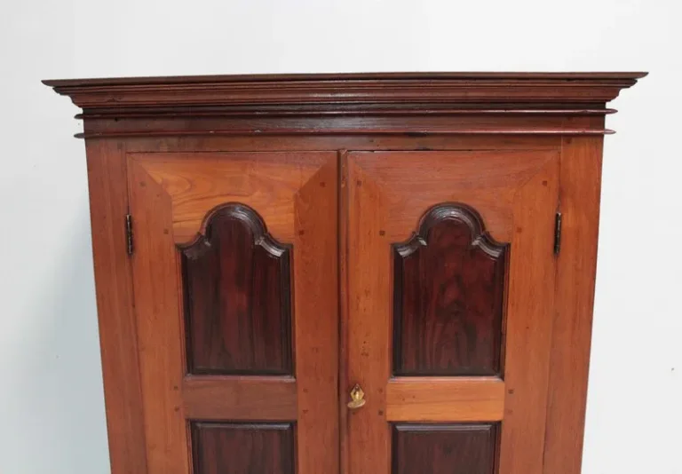 INDISCHER SCHRANK