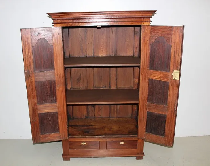INDISCHER SCHRANK