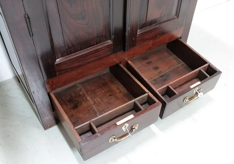 INDISCHER SCHRANK