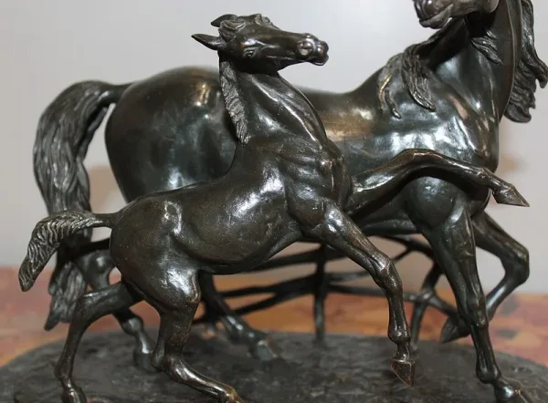 BRONZE MARE UND FOHLEN
