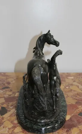 BRONZE MARE UND FOHLEN