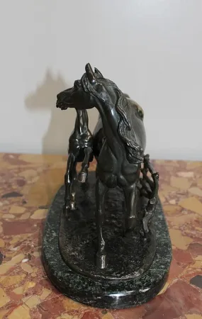 BRONZE MARE UND FOHLEN