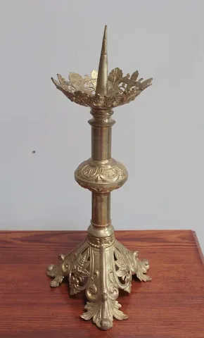 PAREJA DE CANDELEROS DE LATÓN