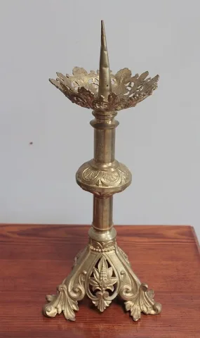PAREJA DE CANDELEROS DE LATÓN