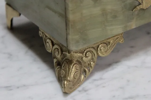 MANTLE GARNITURE