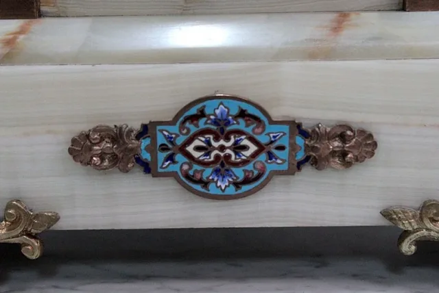 MANTLE GARNITURE