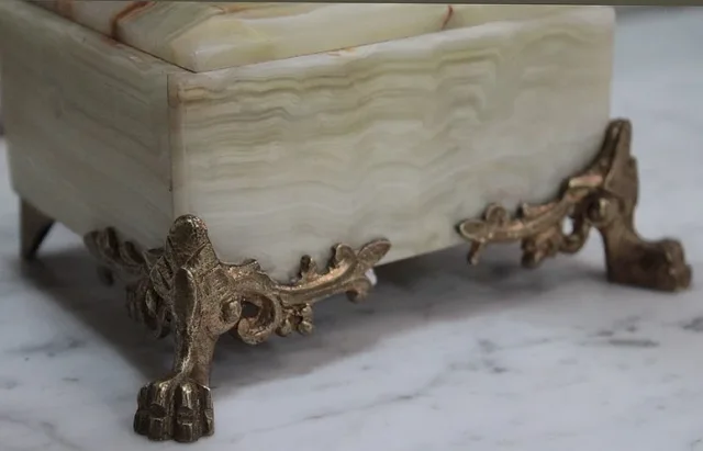 MANTLE GARNITURE