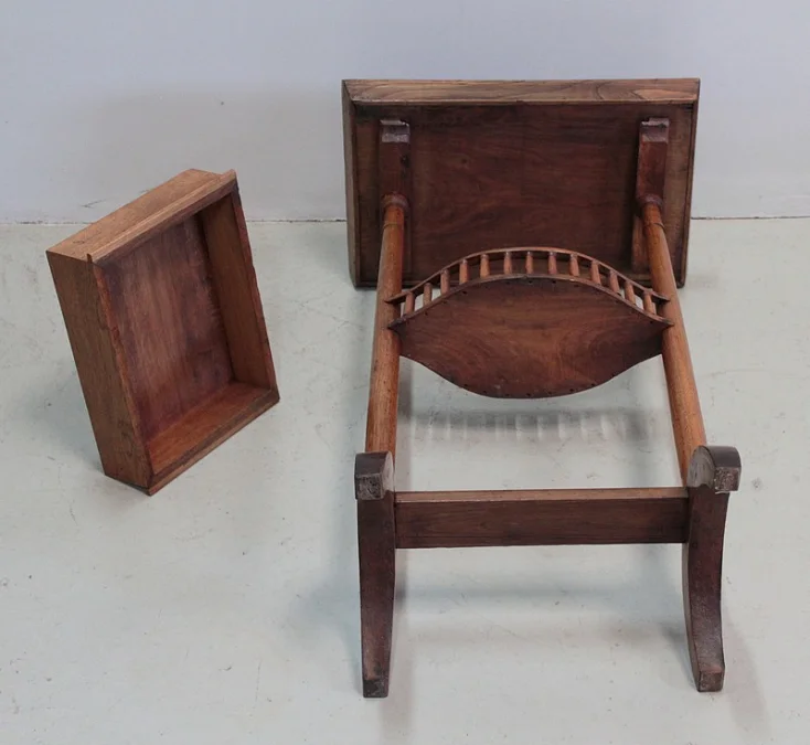 SMALL RESTAURATION STYLE TABLE