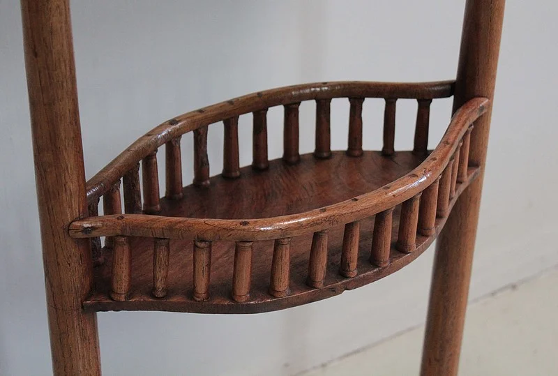 SMALL RESTAURATION STYLE TABLE