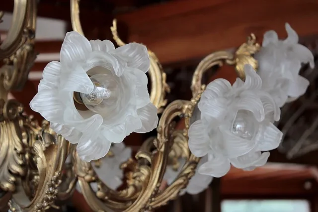 Important lustre en bronze Louis XV rocaille - XIXème