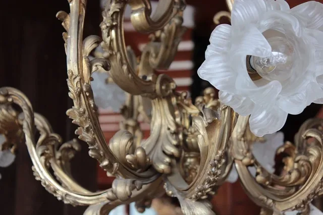 Important lustre en bronze Louis XV rocaille - XIXème