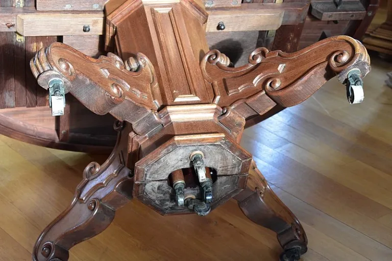 FRANZÖSISCHES PEDESTAL TABLE