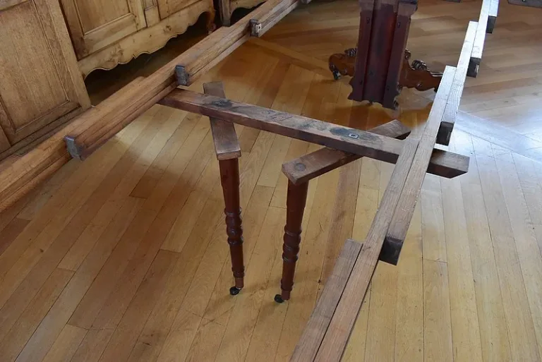 FRANZÖSISCHES PEDESTAL TABLE