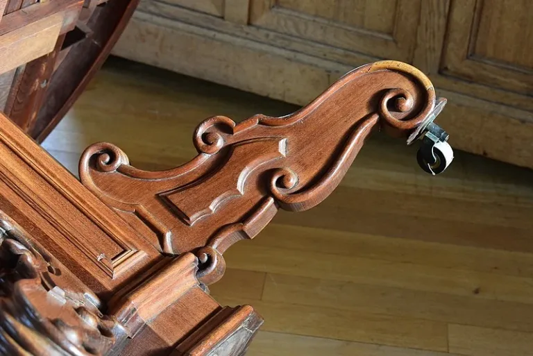 FRANZÖSISCHES PEDESTAL TABLE