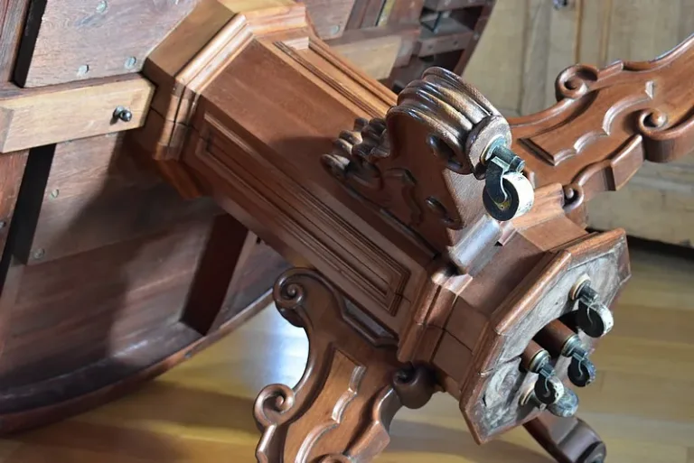 FRANZÖSISCHES PEDESTAL TABLE