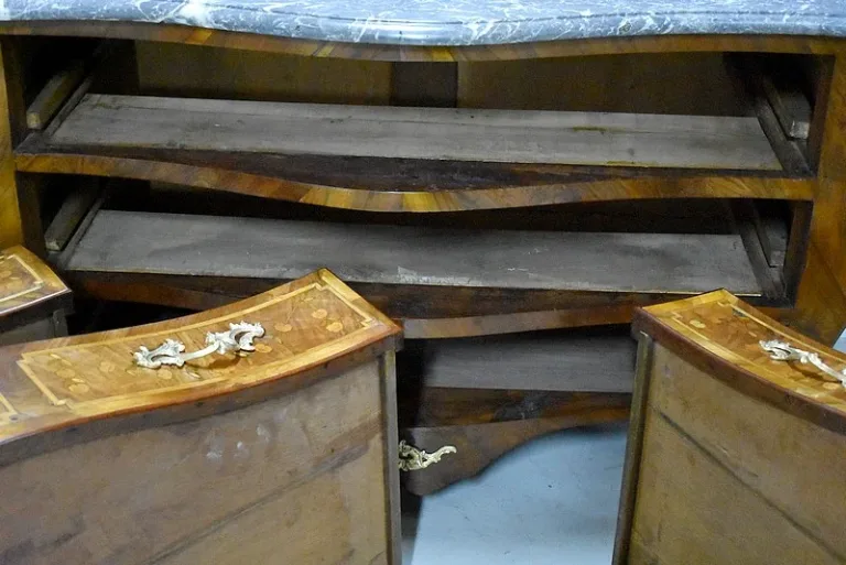 FRENCH REGENCY PERIOD CHEST OF DRAWERS