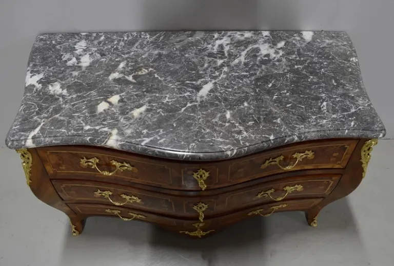 FRENCH REGENCY PERIOD CHEST OF DRAWERS