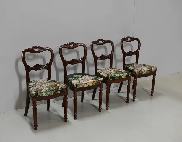 Suite de 4 petites chaises Louis-Philippe
