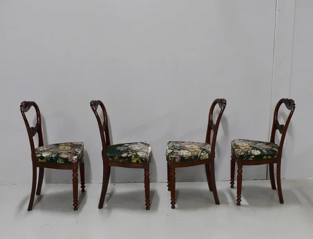 Suite de 4 petites chaises Louis-Philippe