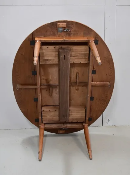OVAL EXTENDING TABLE