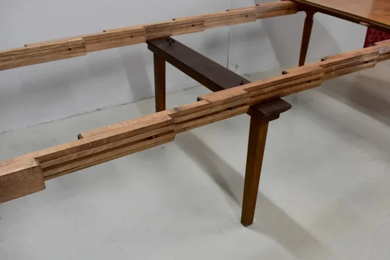 OVAL EXTENDING TABLE