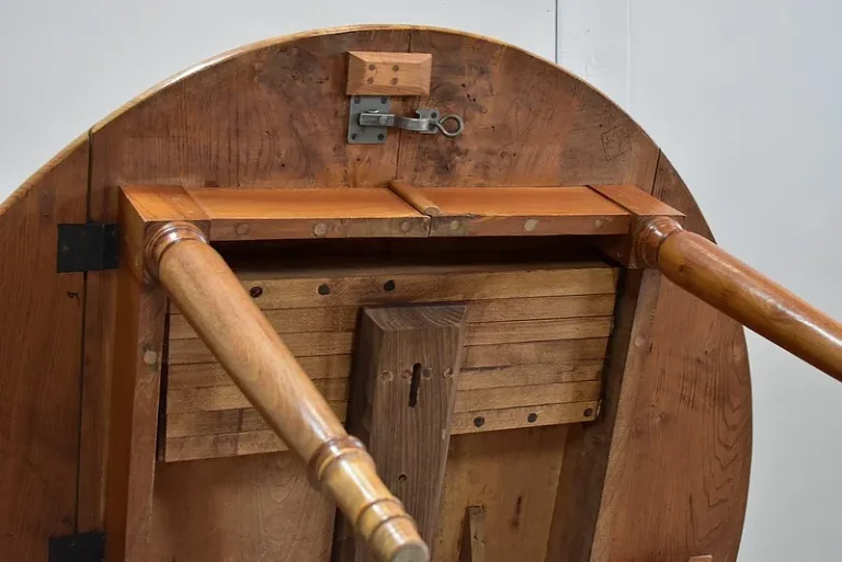OVAL EXTENDING TABLE