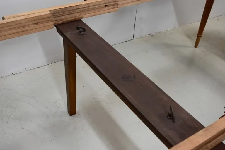 OVAL EXTENDING TABLE