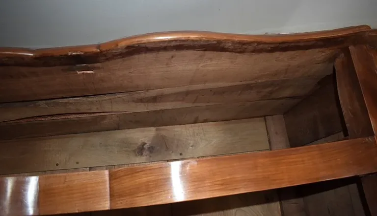 Commode Arbalète Louis XIV en Bois Fruitiers XVIIIe