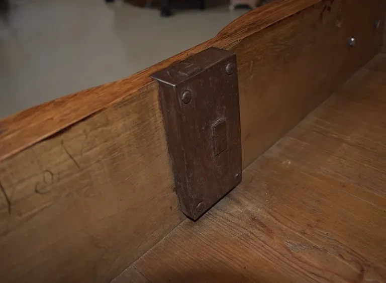 Commode Arbalète Louis XIV en Bois Fruitiers XVIIIe