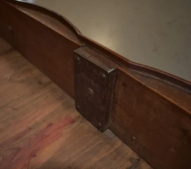 Commode Arbalète Louis XIV en Bois Fruitiers XVIIIe