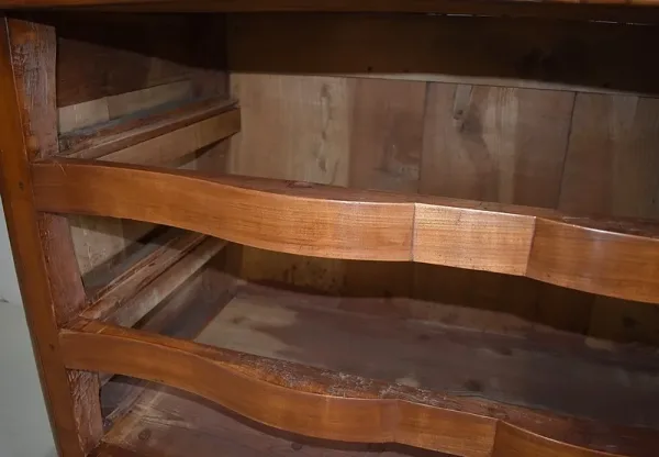 Commode Arbalète Louis XIV en Bois Fruitiers XVIIIe