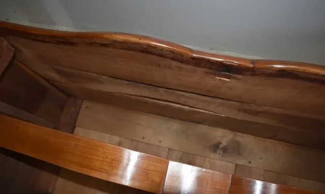 Commode Arbalète Louis XIV en Bois Fruitiers XVIIIe