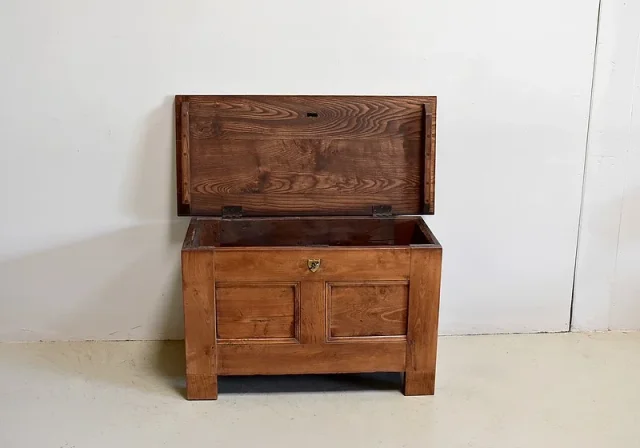 Small ash chest - nineteenth.