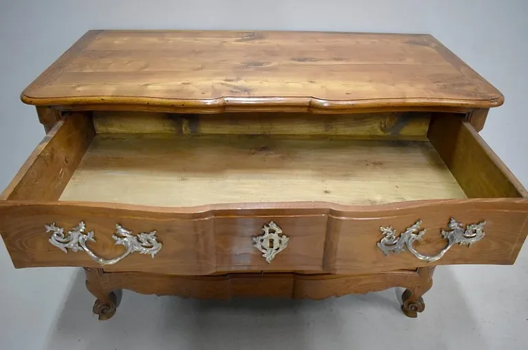 Commode Louis XV à double arbalètes – XVIIIème