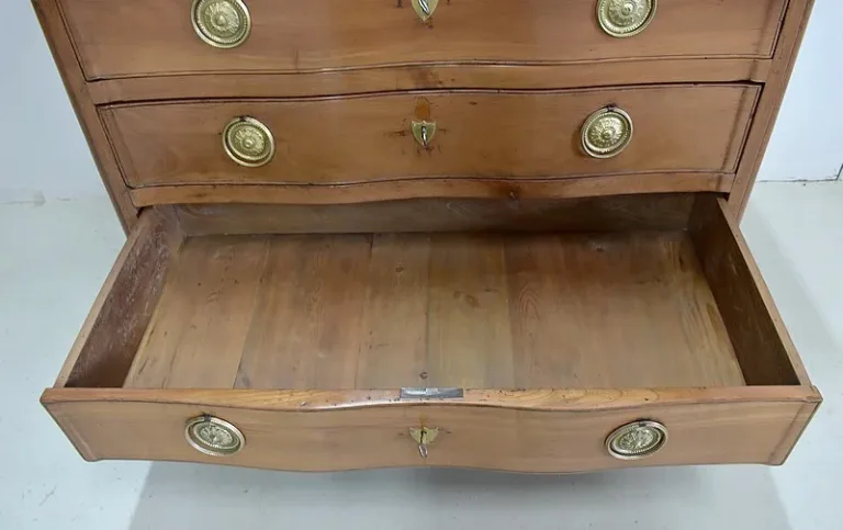 Commode Arbalète Louis XV en Merisier blond XVIIIe