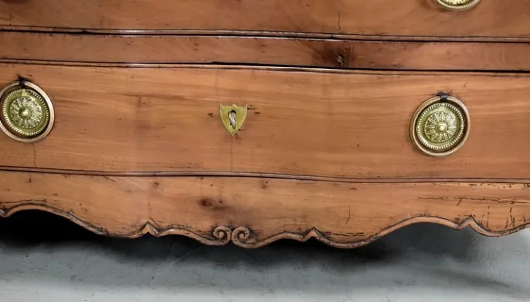 Commode Arbalète Louis XV en Merisier blond XVIIIe