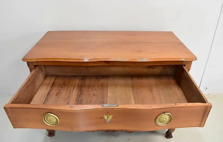 Commode Arbalète Louis XV en Merisier blond XVIIIe