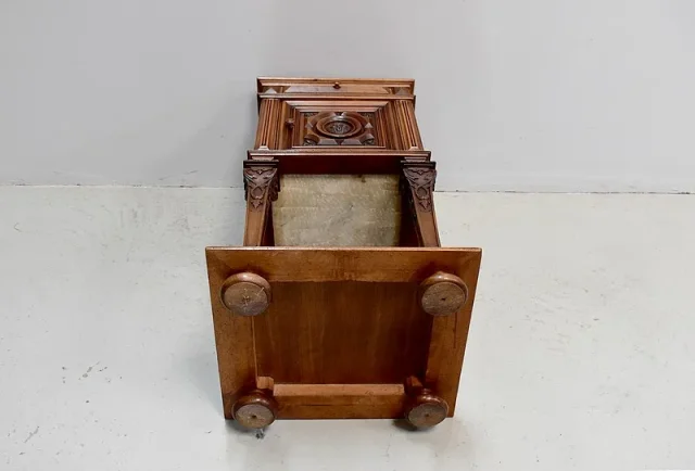 Renaissance sculpted high bedside table - 1900