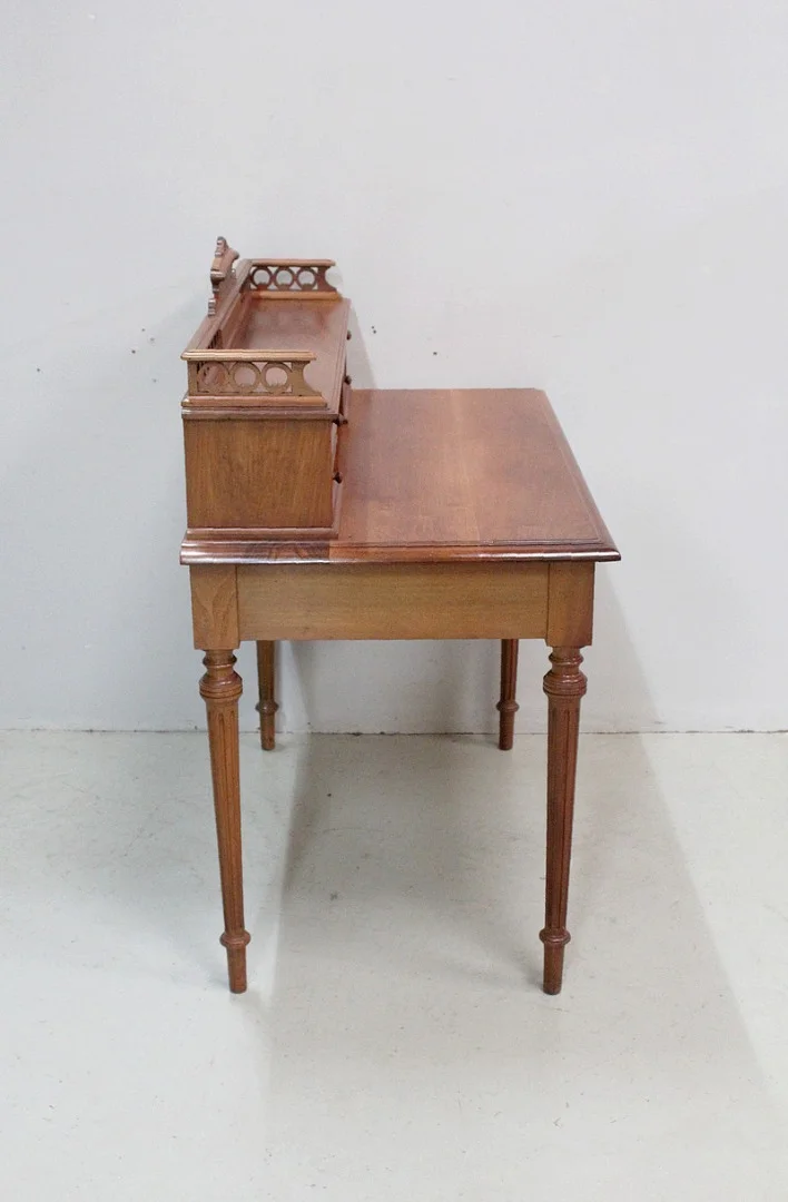 Small office in the town of Guinand-Leglas - 20th century