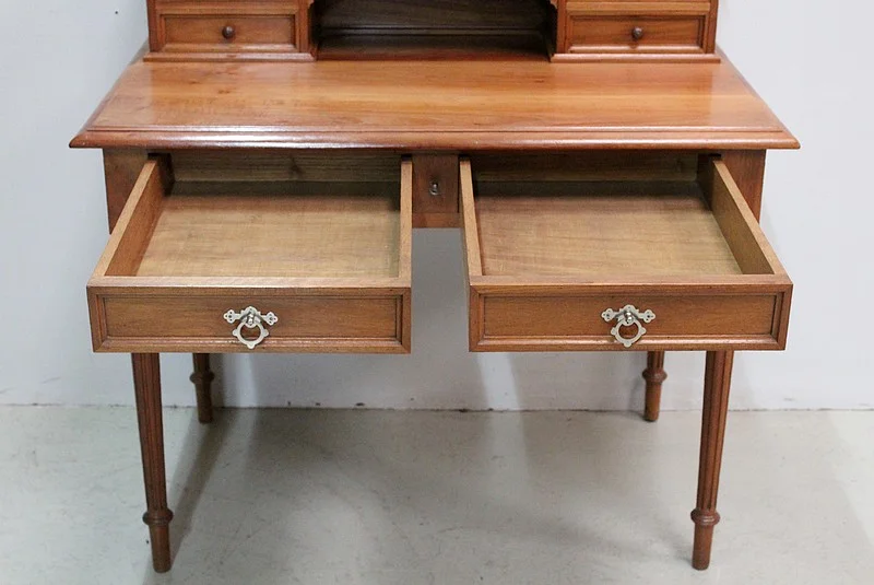 Small office in the town of Guinand-Leglas - 20th century