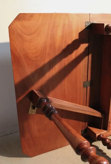 FRANZÖSISCHER TISCH AUS DEM 19. JAHRHUNDERT